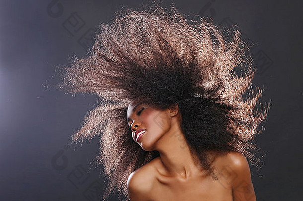 一位留着大头发的非裔美国黑人女子的美丽绝伦肖像