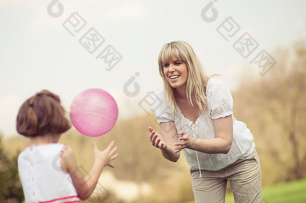一家人在公园里互相扔球