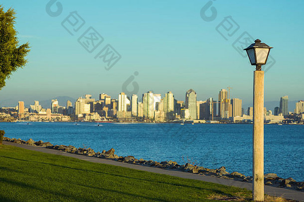 圣地亚哥港旁的灯柱。圣迭戈，加利福尼亚州，美国。这一观点是从港口岛。