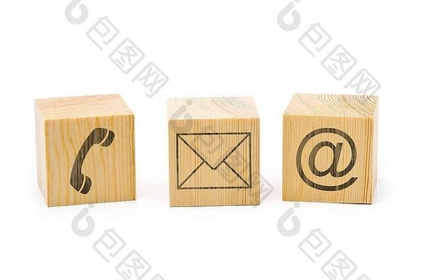 白色背景上棕色木质立方体上带有电话、电子邮件和信封图标的“联系我们”符号