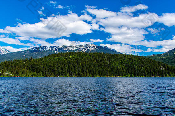 加拿大不列颠哥伦比亚省惠斯勒附近阿尔塔湖的美丽景色。
