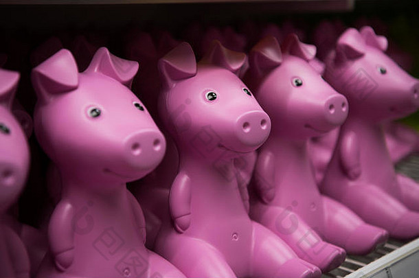 粉红色可爱的玩具陈列在超市出售，玩具是儿童的一个有吸引力的项目
