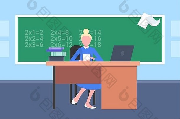 女<strong>教师</strong>坐在黑板前的书桌旁使用笔记本电脑数学课教育理念现代学校教室内部水平平面