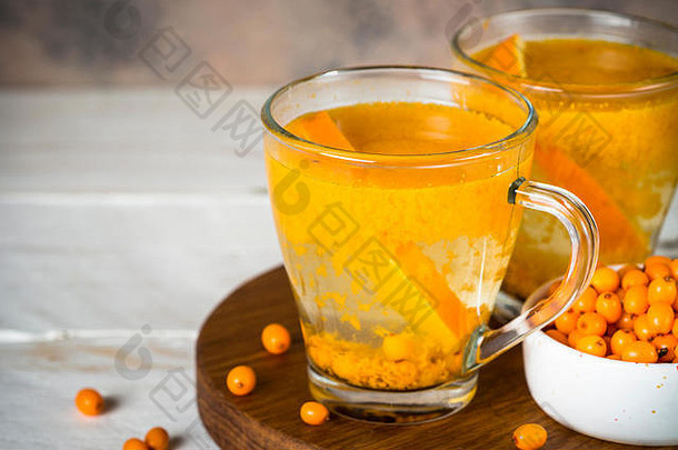 <strong>沙棘</strong>茶用橙子装在一个玻璃杯里。