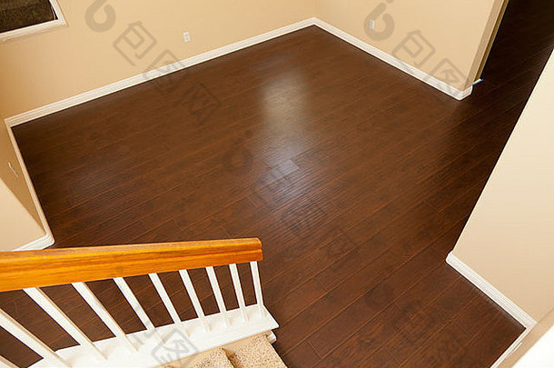 漂亮的新的棕色强化木地板和家中的踢脚板。