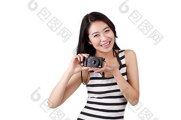 一个穿着条纹衣服拿着照相机的年轻女子