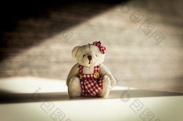 小泰迪熊坐在桌子上