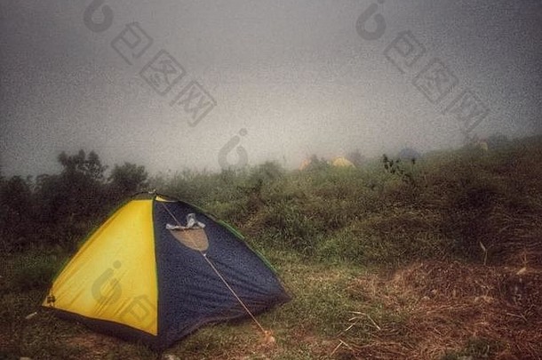 清晨大雾中的帐篷