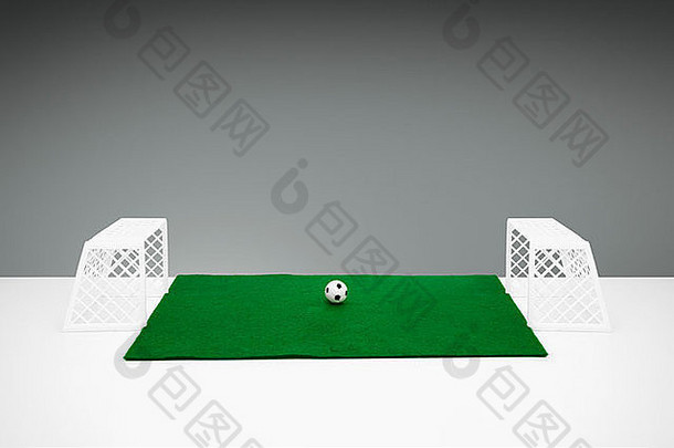 小表格前足球目标的帖子足球绿色感觉球场边缘白色表格