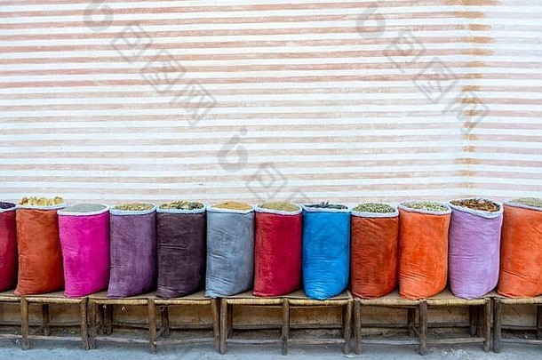 北非莫罗科马拉喀什阿拉伯市场上五颜六色的袋装香料