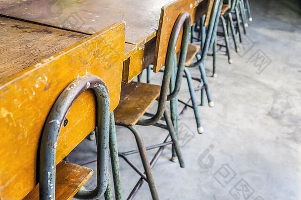复古风格的特写椅和桌子