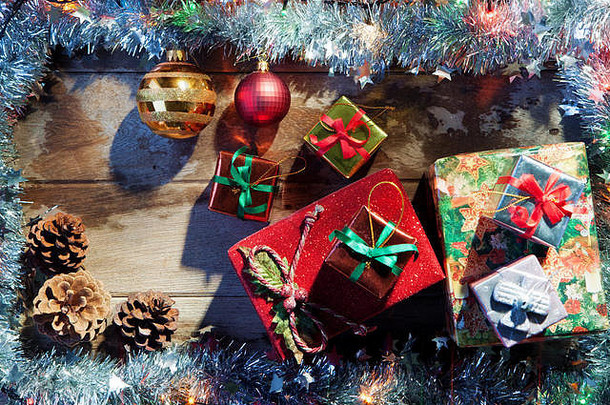 木背上圣诞树玩具、礼物和灯的特写镜头