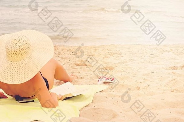 美丽的女人他享受太阳<strong>好书</strong>美丽的桑迪海滩扎金索斯岛希腊年轻的夫人阅读感觉免费的放松