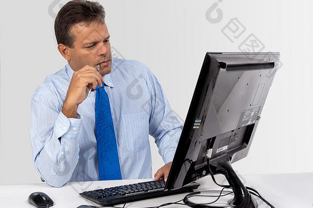 一名男子穿着蓝色衬衫，手持电脑