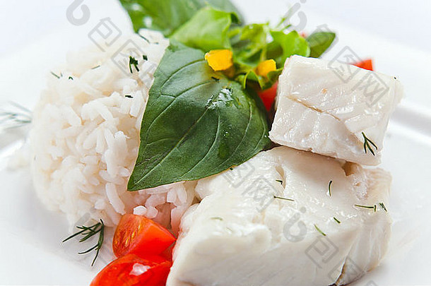 大比目鱼配蔬菜、米饭和蔬菜
