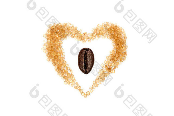 心形红糖，中间有一个咖啡豆，孤立于白色