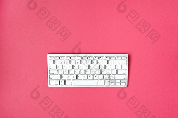 键盘粉红色的背景前视图复制空间