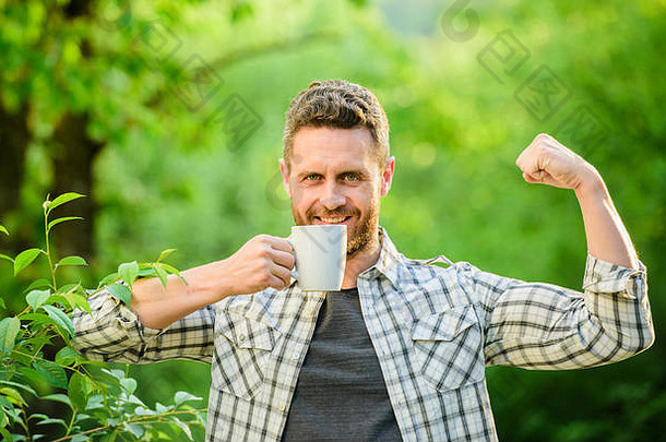 人类的生态生活。绿色森林里的人。一杯茶的快乐男人。早茶。健康的生活方式。自然与健康。在户外喝茶。早餐点心<strong>时间</strong>。健康强壮。