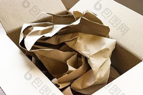 空纸板运输棕色纸盒，盒盖打开，内有<strong>牛皮纸包装</strong>纸