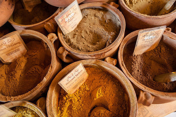 黎巴嫩比布洛斯老露天市场上的陶土罐中出售各种香料