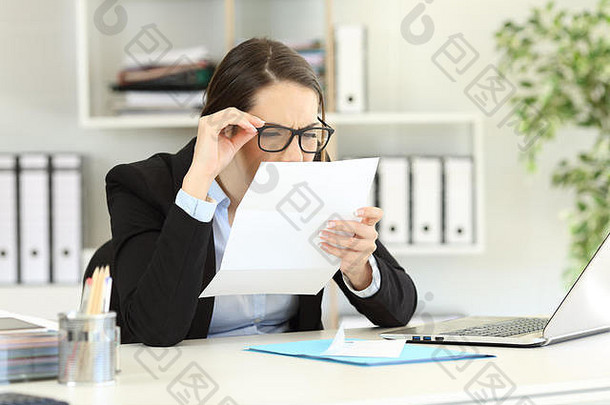 戴眼镜、毕业成绩不好的办公室职员在读信时视力有问题
