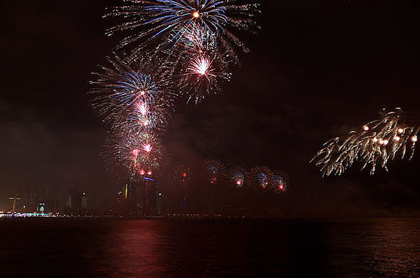 2009年卡塔尔<strong>国庆节</strong>在多哈湾上空燃放烟花
