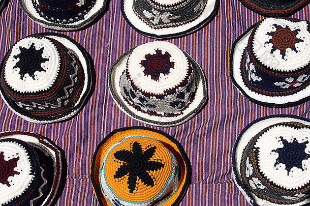 厄瓜多尔奥塔瓦罗户外工艺品市场出售的彩色手工编织帽子