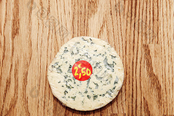 视图新鲜的美味的法国奶酪<strong>价格</strong>标签欧元。
