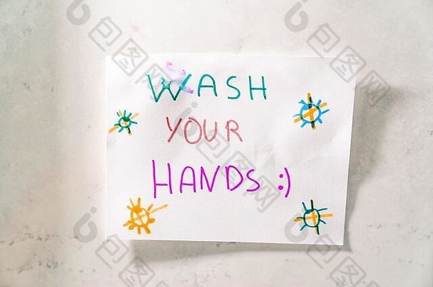 一个孩子画的画，提醒他要洗手，防止冠状病毒挂在浴室里。洗手。