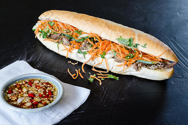 越南猪肉班米三明治配香菜和胡萝卜特写镜头