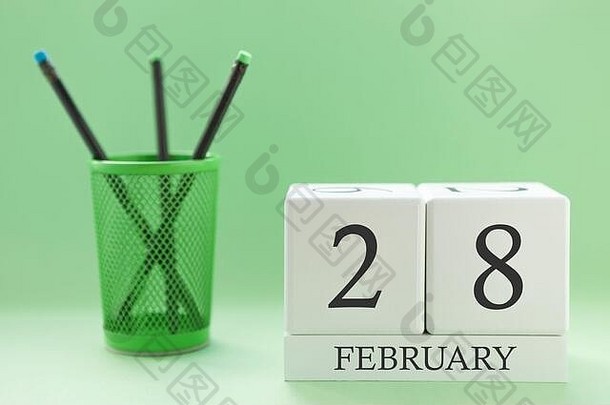 2月28日两个立方体的桌面日历