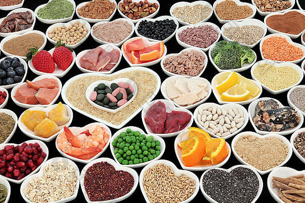 大型健身和健康高蛋白超级食品，含肉类、鱼类、乳制品、豆类、谷类、谷物、种子和补充剂