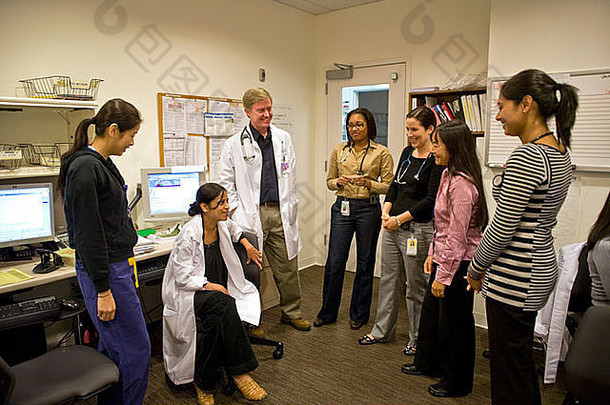 美国加利福尼亚州奥兰治市奥兰治县儿童医院的一组多种族<strong>医生</strong>在交谈