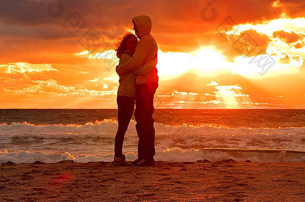情侣男女拥抱爱恋<strong>留守</strong>海边夕阳风光人们浪漫的关系和友谊