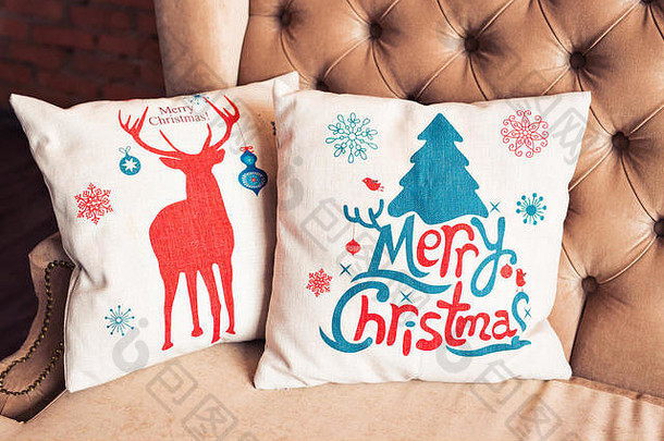 圣诞节用枕头装饰的沙发。