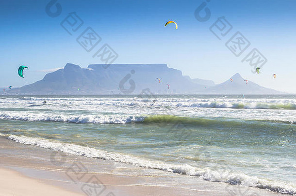 南非开普敦Blouberg海滩的风筝冲浪者