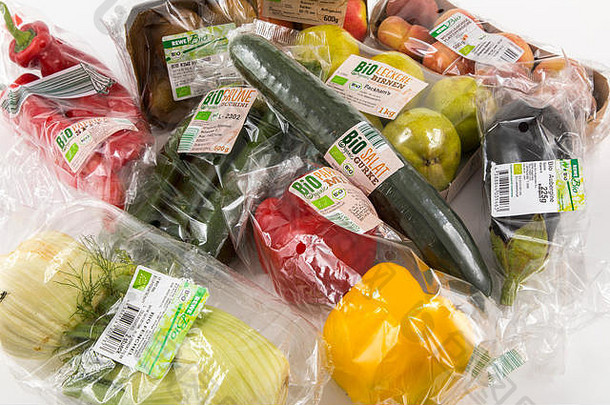 新鲜食品、有机食品、有机蔬菜、水果，每一种都单独包装在塑料包装中，所有食品在同一家超市甚至wi都可以<strong>买到</strong>