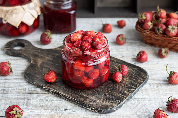的新鲜有机草莓蜜饯放在玻璃罐里