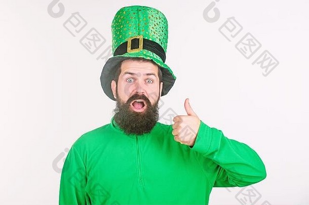 圣帕特里克节快乐。戴着小妖精帽子和服装的时髦人士张<strong>大嘴巴</strong>。留胡子的男人庆祝圣帕特里克日。留着绿色胡须的爱尔兰男子。为圣帕特里克竖起<strong>大</strong>拇指。