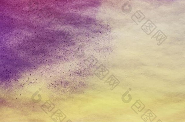 紫色将墨水涂在有黄色渐变的白色皱纹纸上
