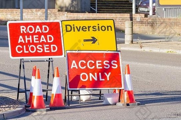 红色和黄色道路标志，指示道路封闭和改道