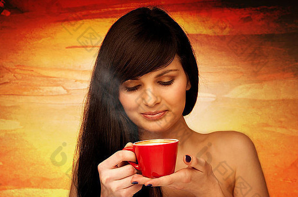 有吸引力的年轻的女人喝杯咖啡早期早....