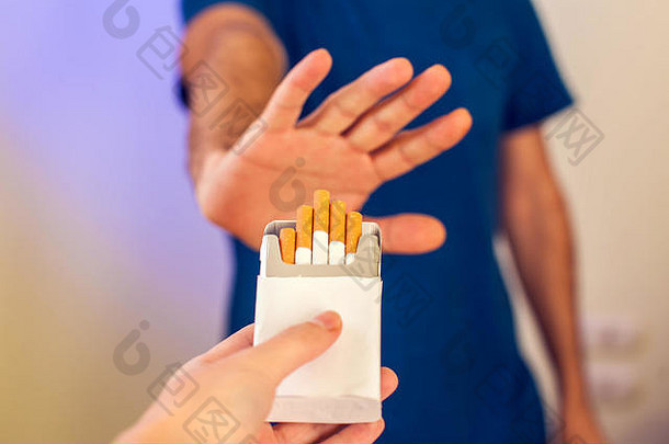 <strong>戒</strong>烟</strong>吸烟概念手拒绝香烟提供停止吸烟healtcare概念