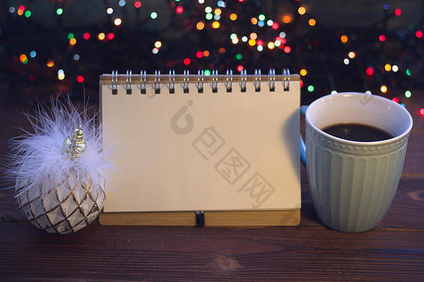 圣诞静物画，咖啡，玩具和笔记本
