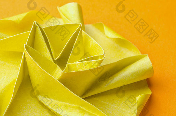 特写镜头错综复杂的黄色的纸折纸花
