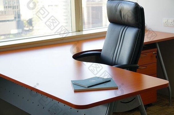 会议桌上的绿皮书记事本公司的空桌子里有一间空椅子的房间