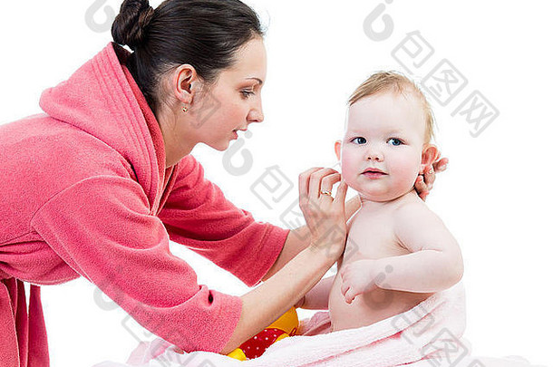 母亲在洗澡后给婴儿擦耳朵