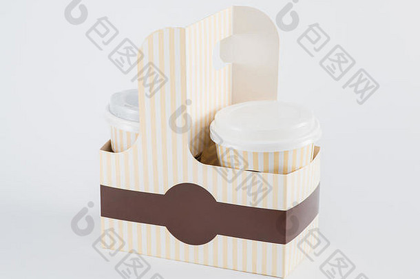 白色背景的外卖盒中装有咖啡的纸杯