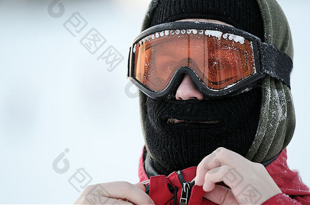 戴着护目镜和面具的滑雪运动员肖像