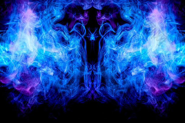 蓝色、紫色和粉色烟雾组成的黑色孤立背景上的骷髅、怪物、龙的形状。背景来自vape的烟雾。摩卡